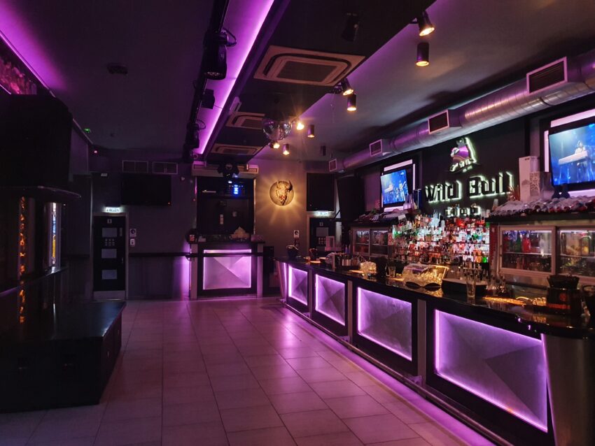 Club Wild Bull op Kos zoekt barpersoneel en bediening — Holidayjob